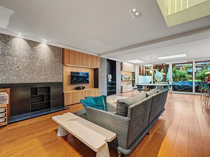 4 Bedroom Detached House For Sale In Cairnfield Avenue, London, NW2