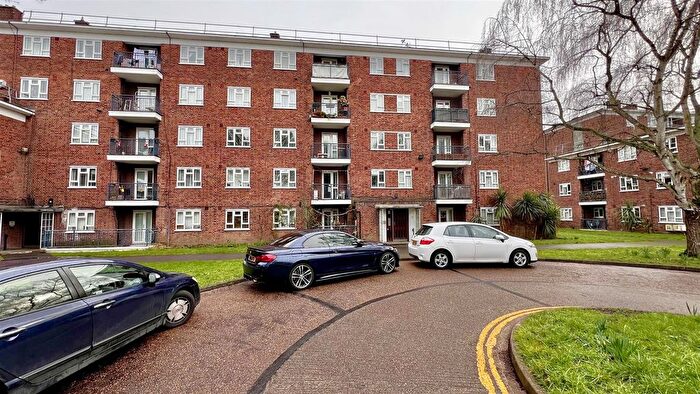 3 Bedroom Flat To Rent In Edensor Gardens, Chiswick, W4