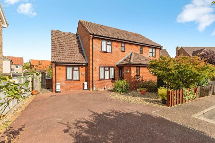 3 Bedroom Semi Detached House For Sale In Kenan Drive, Attleborough, NR17