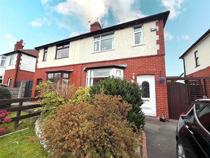 3 Bedroom Semi-Detached House For Sale In Leigh Road, Westhoughton, Bolton, BL5