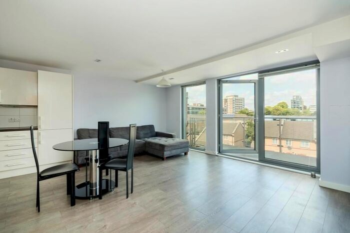 3 Bedroom Flat To Rent In Pindoria House, Mintern Street, N1