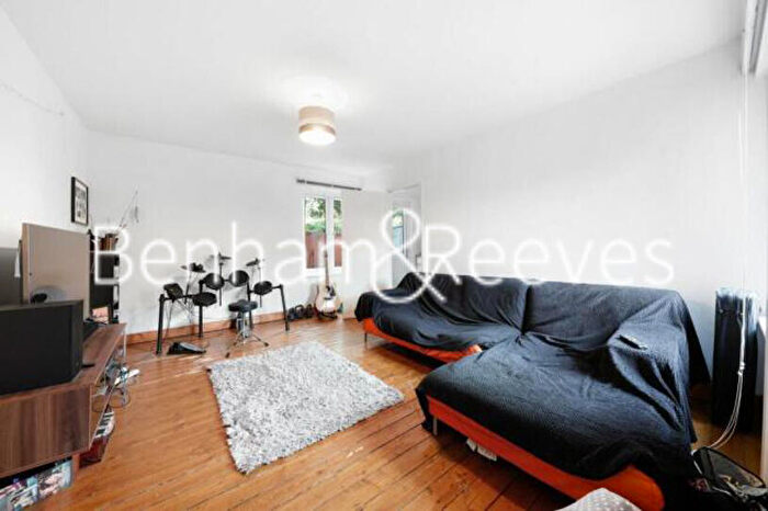 1 Bedroom Apartment To Rent In Pedworth Gardens, Surrey Quays, SE16