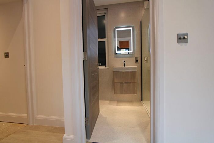 2 Bedroom Flat To Rent In Mitcham Road, London, SW17