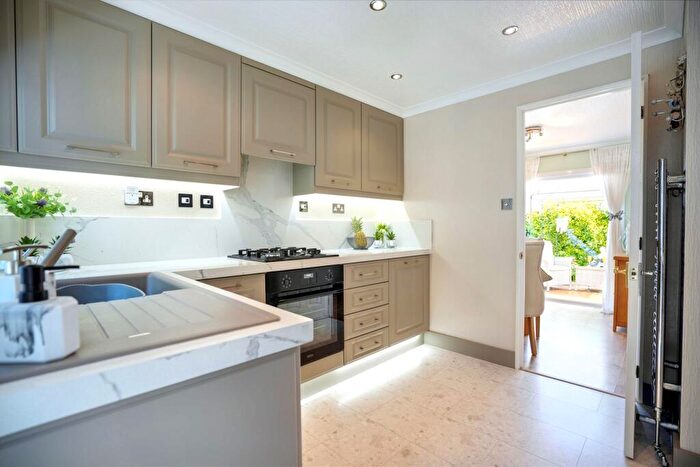 2 Bedroom Park Home For Sale In Lower Road, East Farleigh, ME15