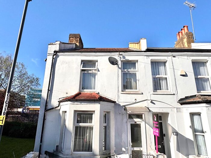 3 Bedroom End Of Terrace House For Sale In Reidhaven Road, Plumstead, London, SE18