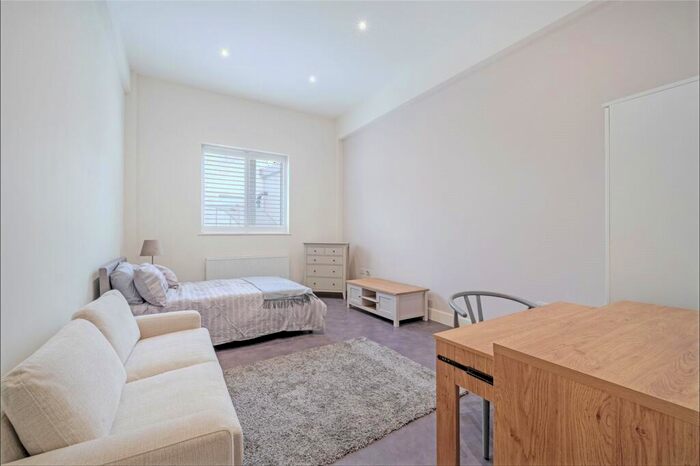 2 Bedroom Flat To Rent In Blackburn Road, West Hampstead, NW6