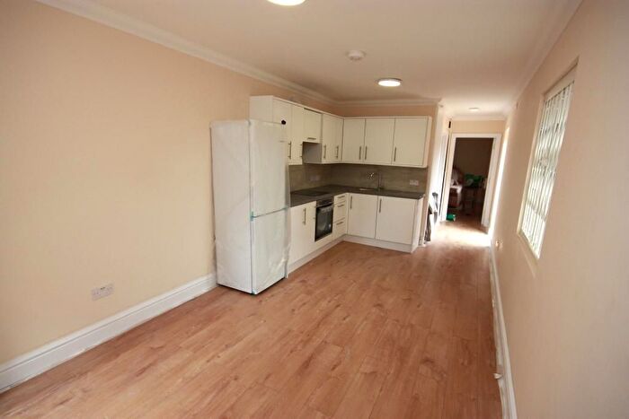 1 Bedroom Flat To Rent In Bowes Road, East Acton, London, W3