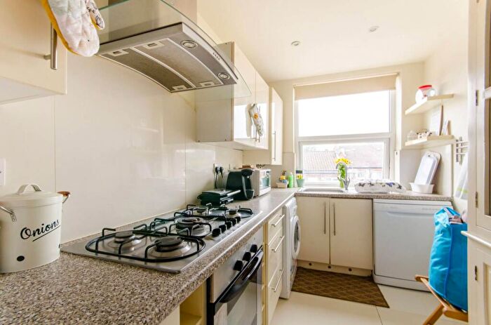 2 Bedroom Flat To Rent In Ballards Lane, North Finchley, London, N12