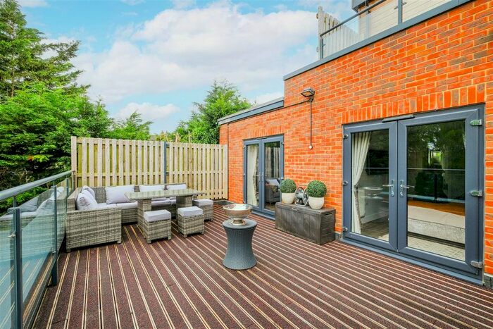 2 Bedroom Flat To Rent In Church Hill, Loughton, IG10