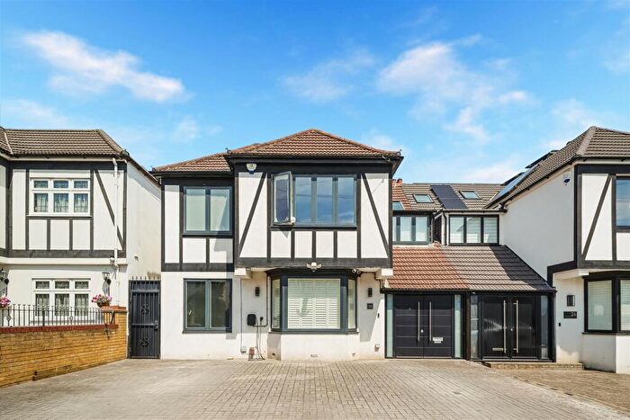 6 Bedroom House To Rent In Rosedene Gardens, Ilford, IG2