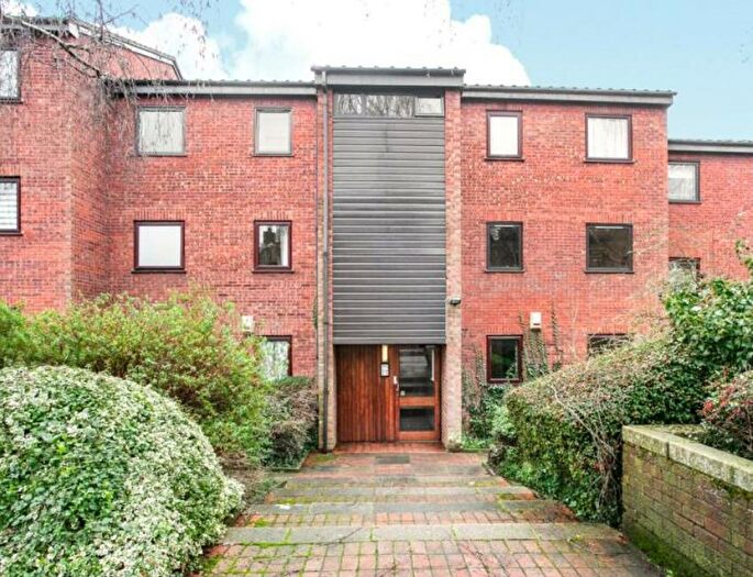 2 Bedroom Flat To Rent In Bunns Lane, Mill Hill, NW7