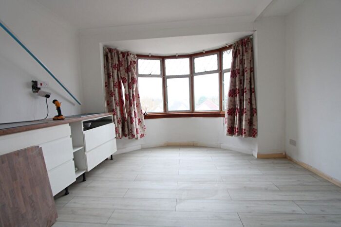 3 Bedroom Flat To Rent In Southwood Drive, Tolworth, Surbiton, KT5