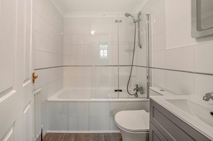 1 Bedroom Flat To Rent In Compayne Gardens, South Hampstead, London, NW6