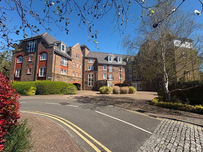 2 Bedroom Flat For Sale In Mortley Close, Tonbridge, TN9