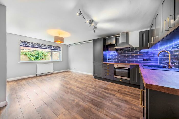 2 Bedroom Flat To Rent In Davmor Court, Boston Manor Road, Brentford, TW8