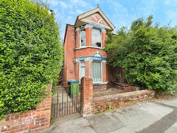 4 Bedroom Semi-Detached House For Sale In Norfolk Road, Southampton, Hampshire, SO15