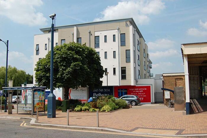 2 Bedroom Flat To Rent In Victory Park Road, Addlestone, KT15