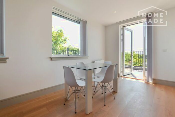 2 Bedroom Flat To Rent In Coomb House, Isleworth, TW7