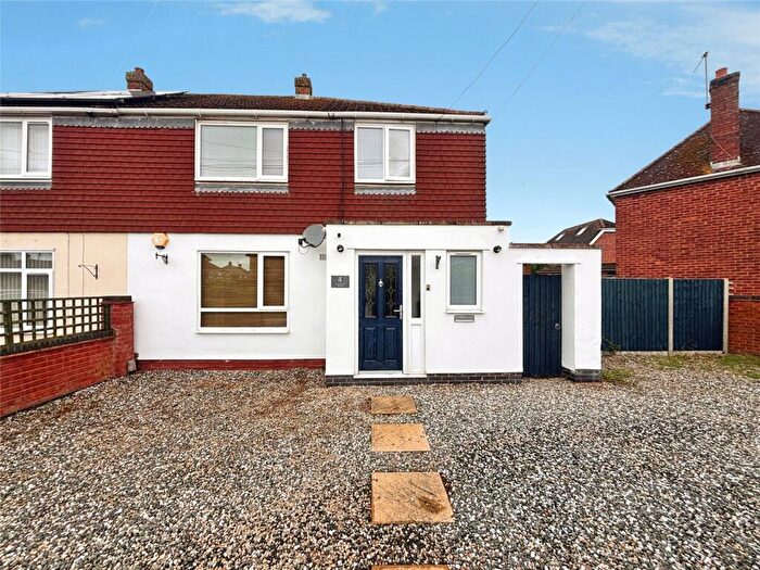 3 Bedroom Semi-Detached House For Sale In Masefield Avenue, Warwick, Warwickshire, CV34
