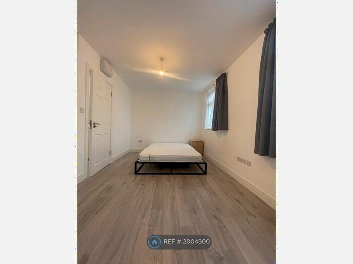 Studio To Rent In Park Road, London, N11