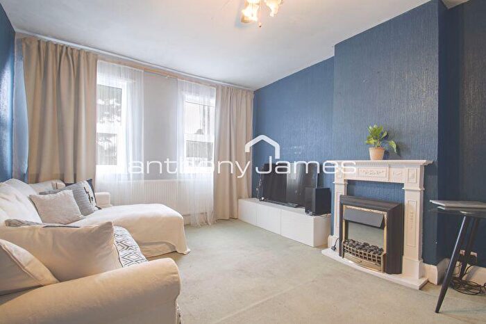 2 Bedroom Flat To Rent In Upper Wickham Lane, Welling, Kent, DA16