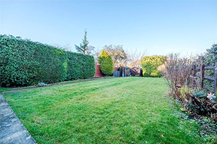4 Bedroom Semi-detached House For Sale In Hadrian Avenue, Dunstable, Bedfordshire, LU5