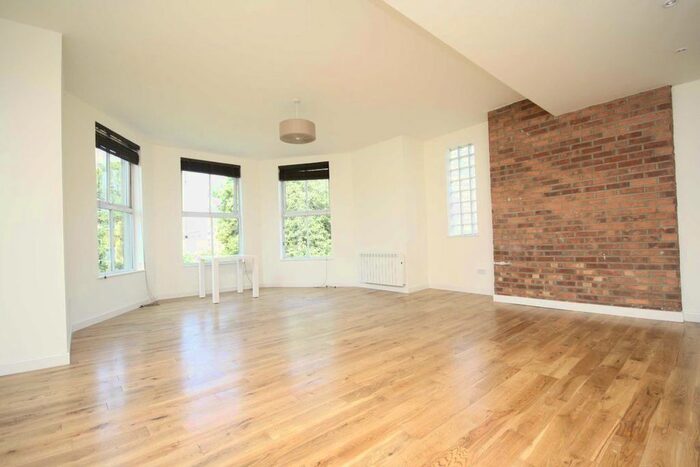 3 Bedroom Flat To Rent In The Grove, Isleworth, TW7