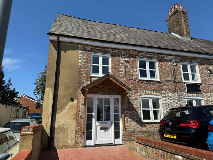 2 Bedroom Flat To Rent In High Street, Houghton Regis, Dunstable, Bedfordshire, LU5