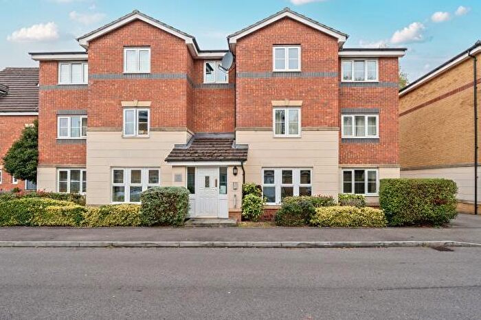 2 Bedroom Flat For Sale In Newbury, Berkshire, RG14