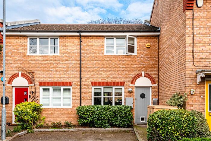 2 Bedroom Detached House For Sale In Clarendon Close, E9