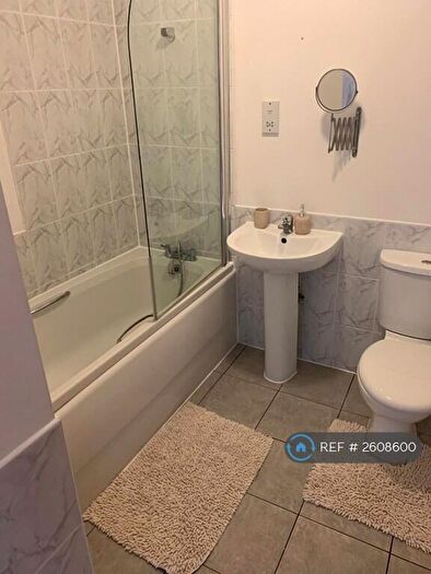 2 Bedroom Flat To Rent In Carr Mills, Leeds, LS7