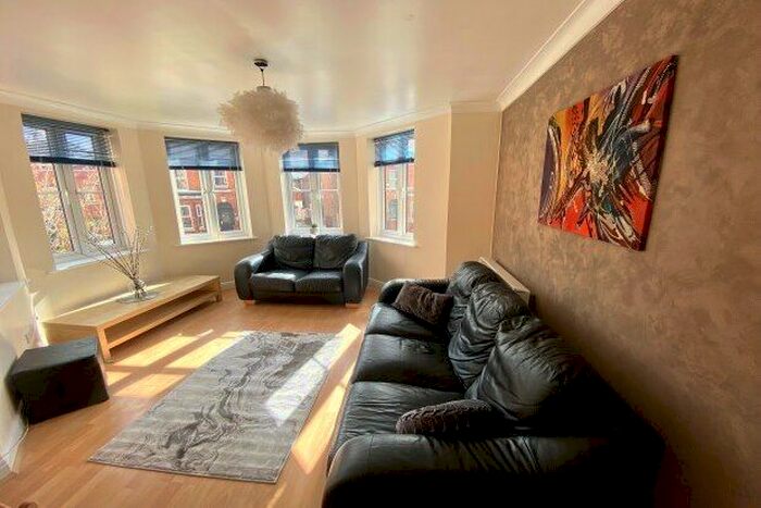 2 Bedroom Flat To Rent In Wilmslow Road, Manchester, M20