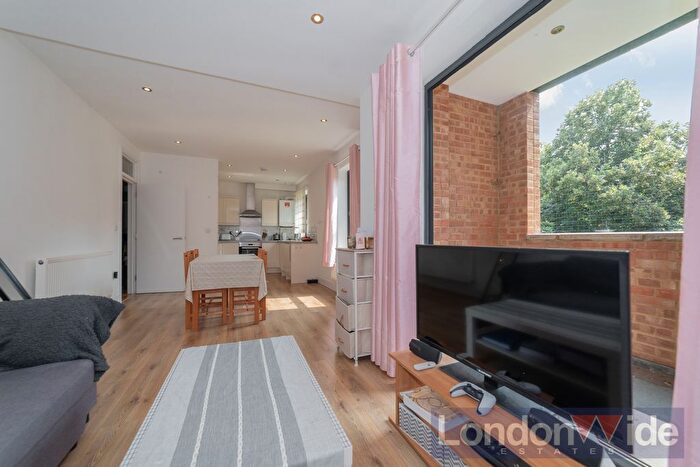 2 Bedroom Flat To Rent In Crossford Street, London, SW9