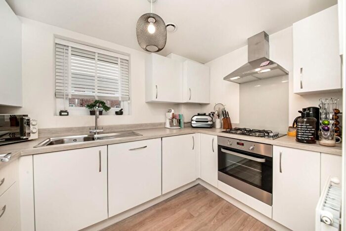3 Bedroom Flat To Rent In Carver Road, London, SE24