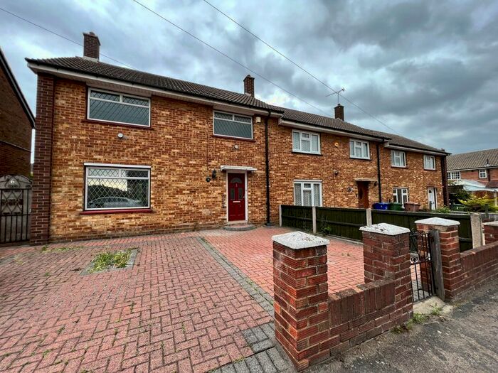 Terraced House To Rent In St Cecilia Road, Grays, RM16