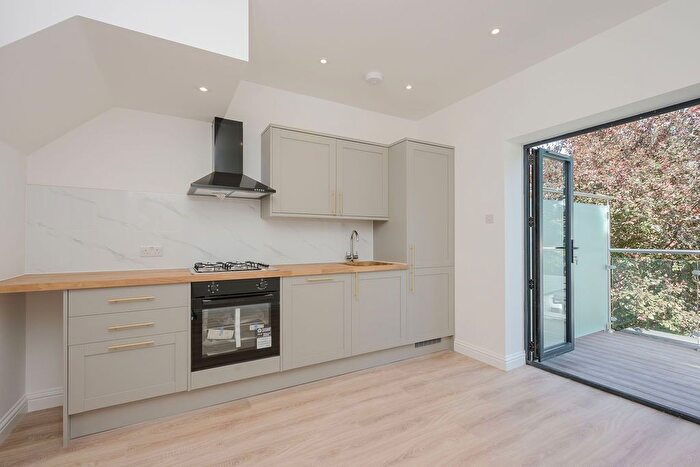 1 Bedroom Flat For Sale In Kingston Road, Raynes Park, SW20
