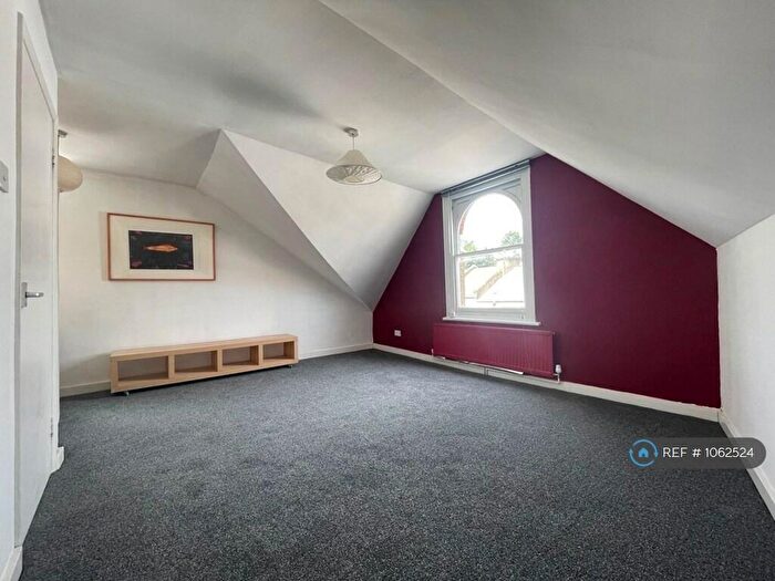 Studio To Rent In London, London, N11