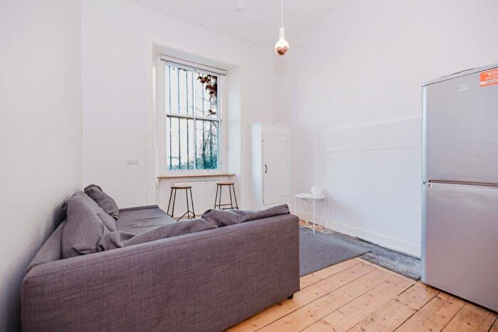 2 Bedroom Flat To Rent In Lt Lutton Place, Edinburgh, EH8
