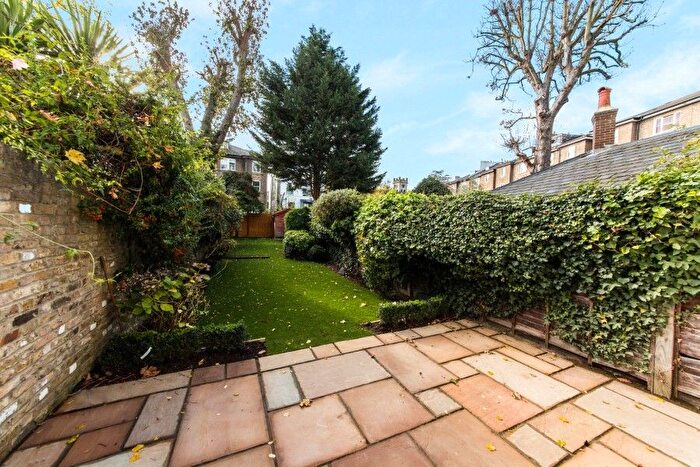 3 Bedroom Flat To Rent In Belsize Park Gardens, Belsize Park, NW3