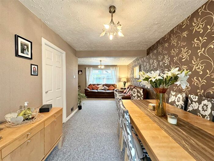 3 Bedroom Semi-Detached House For Sale In Waukglen Crescent, Glasgow, G53