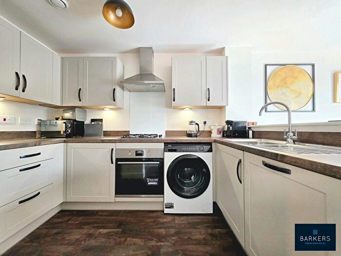 4 Bedroom Town House For Sale In Leafcutter Way, Cleckheaton, BD19