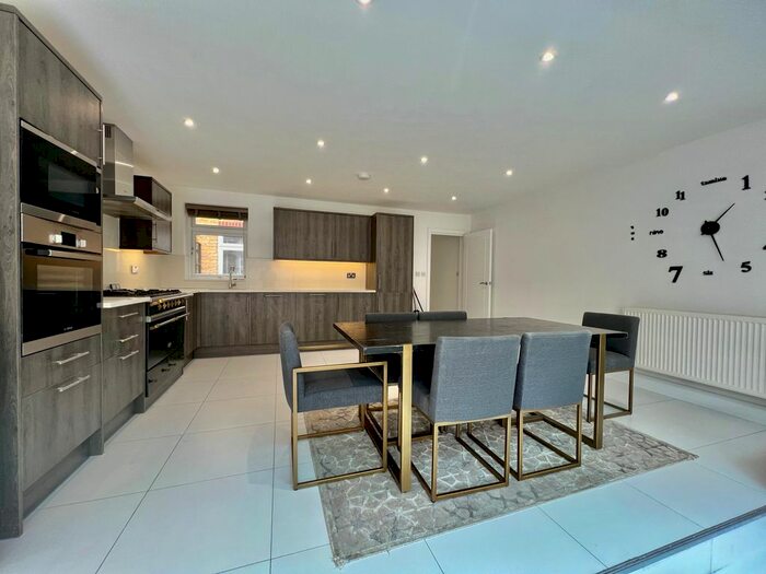 4 Bedroom Flat To Rent In Nimrod Road, Streatham, SW16