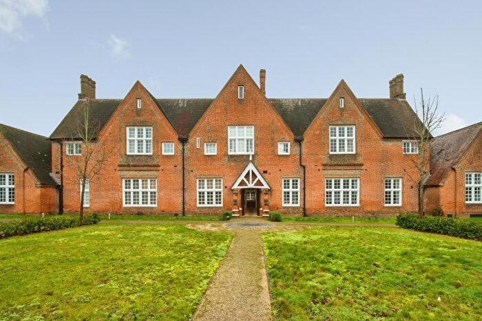 2 Bedroom Flat For Sale In Hospital Hill, Aldershot, GU11