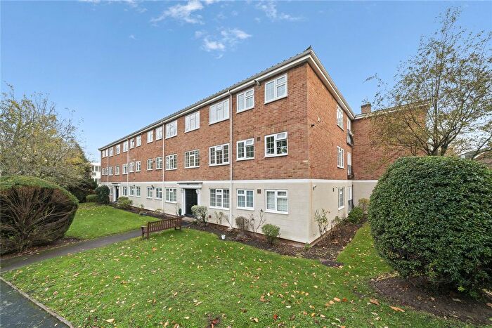 2 Bedroom Flat For Sale In Gainsborough Court, Walton-On-Thames, Surrey, KT12