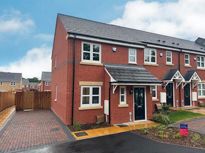 3 Bedroom Town House To Rent In Bunting Close, Alfreton, DE55