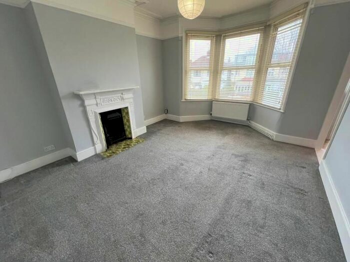 1 Bedroom Flat To Rent In Eton Avenue, North Finchley, N12