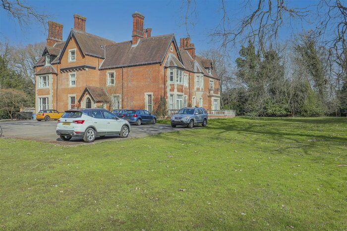 2 Bedroom Flat To Rent In The Mansion, Whitley Wood, Stevenage, Herts, SG1