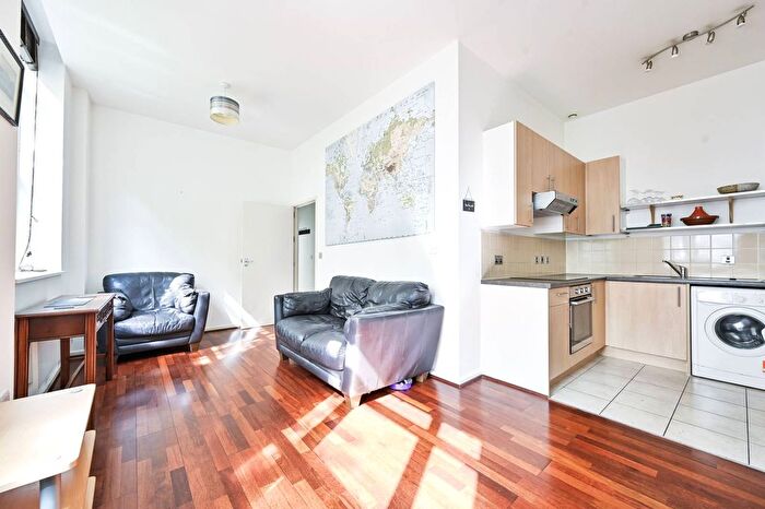 2 Bedroom Flat To Rent In Bromyard House, Acton, London, W3