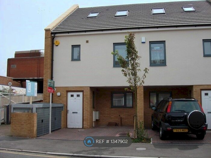 3 Bedroom Semi-Detached House To Rent In Gordon Road, Portslade, Brighton, BN41