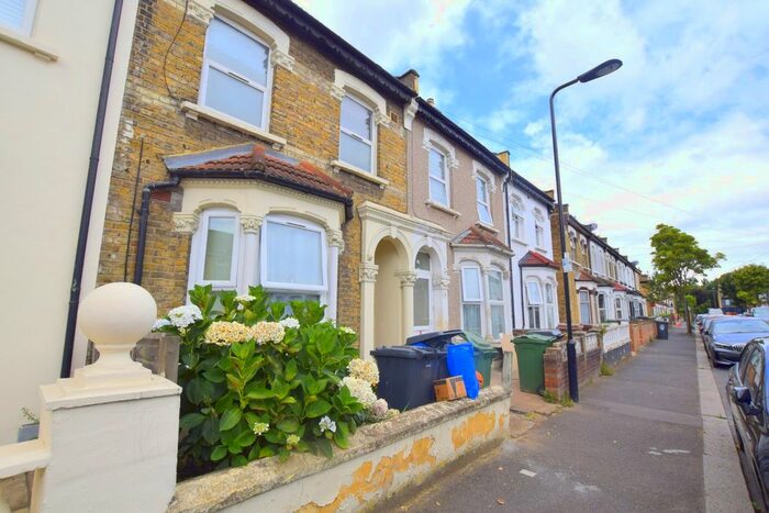 2 Bedroom Flat To Rent In Beaconsfield Road, Leyton, E10